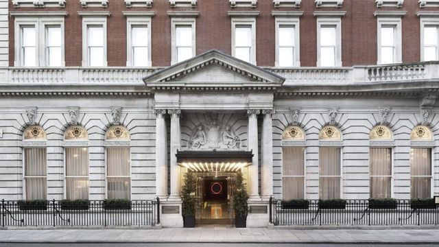 Historische Fassade des London EDITION Hotels mit klassischer Architektur