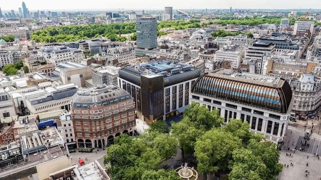 Luftaufnahme der Umgebung des Londoner Hotels mit Blick auf die Stadt