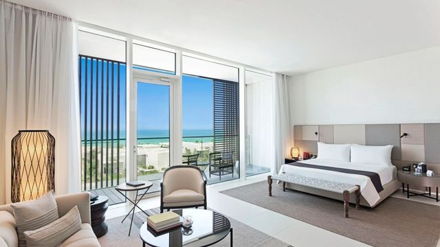 Geräumige Suite mit Meerblick und moderner Einrichtung im Al Zorah Beach Resort