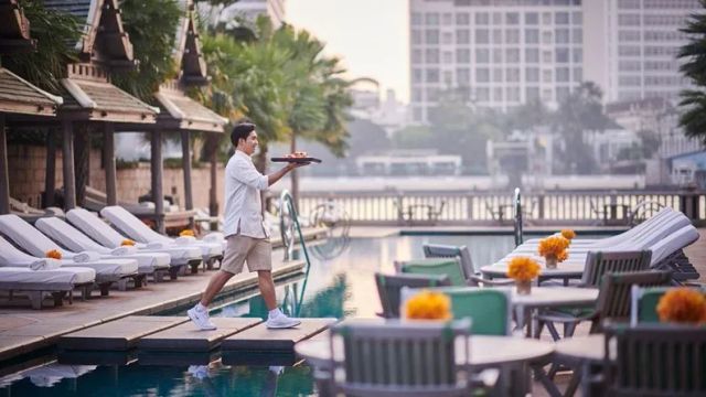The Peninsula Bangkok Pool mit erstklassigem Service der Mitarbeiter