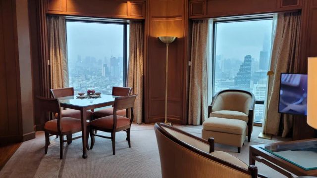 The Peninsula Bangkok Wohnbereich mit Stadtblick
