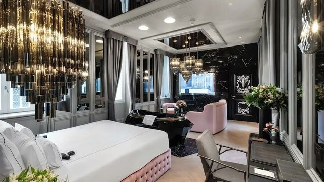 Geräumiges, luxuriöses Hotelzimmer mit prunkvollen Leuchten und moderner Einrichtung