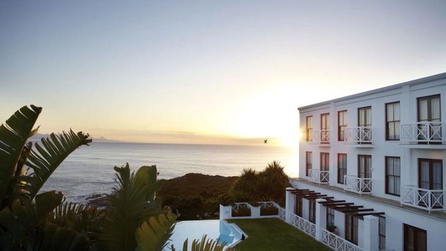 Meerblick von Hotelterrasse bei Sonnenuntergang mit Infinity-Pool