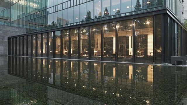 Moderne Glaskonstruktion des The Puli Hotel Shanghai mit Wasserreflexionen