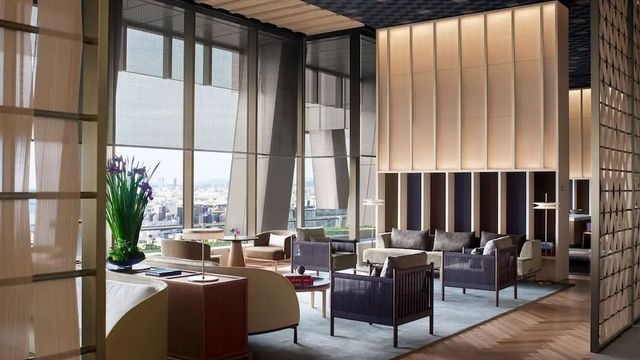 Elegante Lounge mit Panoramafenstern und stilvollen Möbeln im Ritz-Carlton Fukuoka