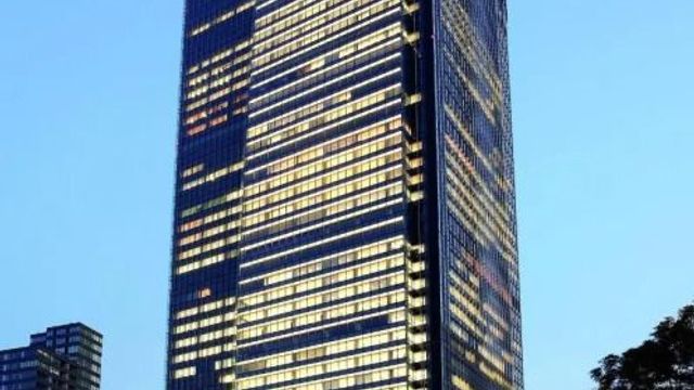 Hochhaus des Ritz-Carlton Tokyo bei Dämmerung beleuchtet