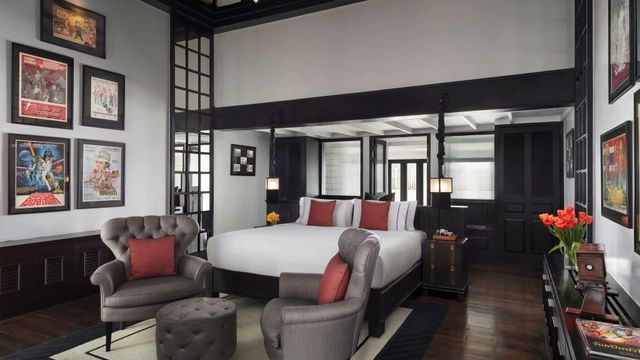 Luxuriöses Schlafzimmer mit Kingsize-Bett und eleganter Sitzecke