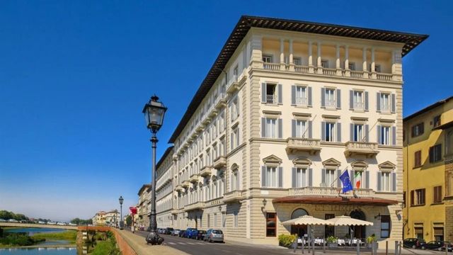 Historische Fassade des luxuriösen St. Regis Florence mit klassischem Stil.
