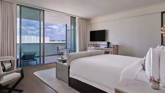 Helles Doppelzimmer mit Balkon und modernem Dekor im St. Regis Longboat Key Resort