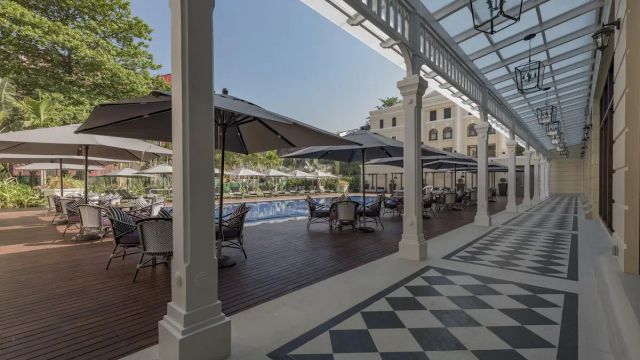 The Strand Yangon Terrasse mit Pool und Sitzgelegenheiten