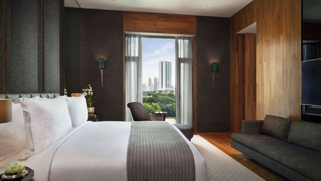 Luxuriöses Zimmer mit Aussicht auf die Skyline