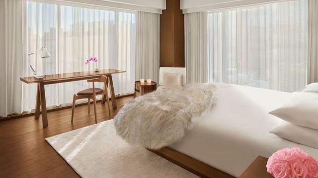 Elegantes Schlafzimmer mit großem Fenster und modernem Design in der Penthouse Suite.