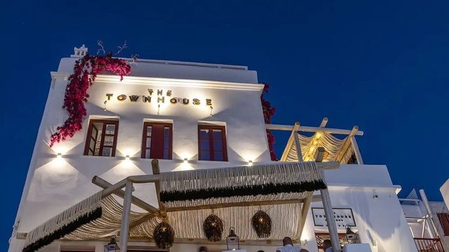Abendlicher Blick auf die elegant beleuchtete Fassade des Hotels The TownHouse Mykonos