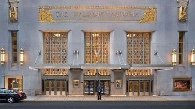 Historische Fassade des Waldorf Astoria New York mit detailreicher Architektur