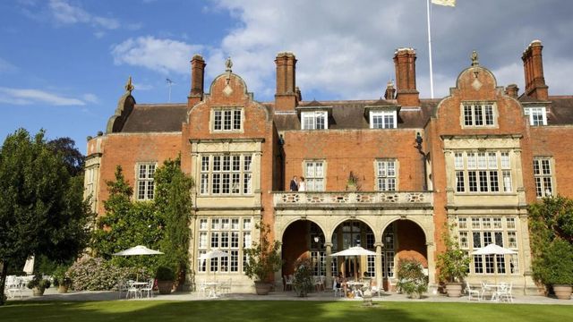 Historische Fassade des Tylney Hall Hotels mit gepflegtem Rasen