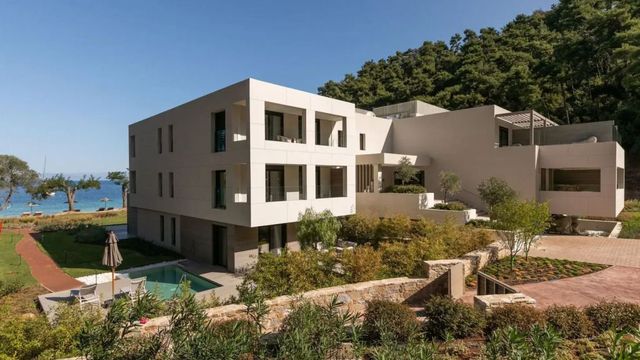 Moderne Hotelarchitektur mit Meerblick und grüner Umgebung
