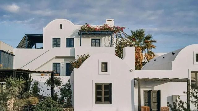 Traditionelle kykladische Architektur mit weißen Wänden und farbenfrohen Akzenten