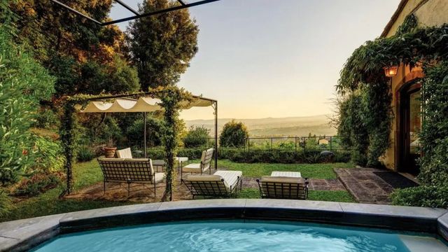 Garten mit Pool und Liegen, Sonnenuntergang über der toskanischen Landschaft