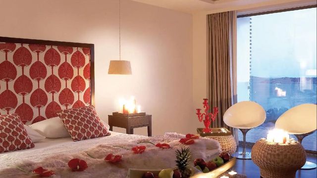 Luxuriöses Hotelzimmer mit romantischer Beleuchtung und Meerblick