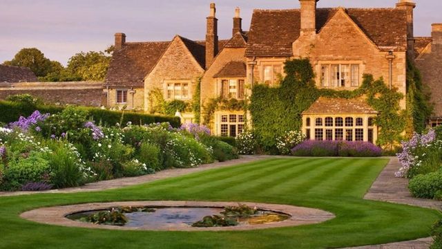 Außenansicht von Whatley Manor mit gepflegtem Garten und klassischer Architektur