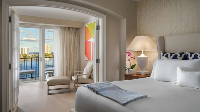 Elegantes Schlafzimmer mit Blick auf den Balkon und das Wasser