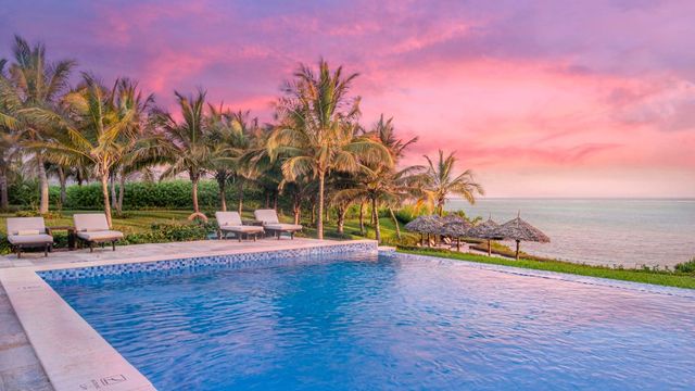 Infinity-Pool mit Blick auf das Meer und spektakulären Sonnenuntergang.