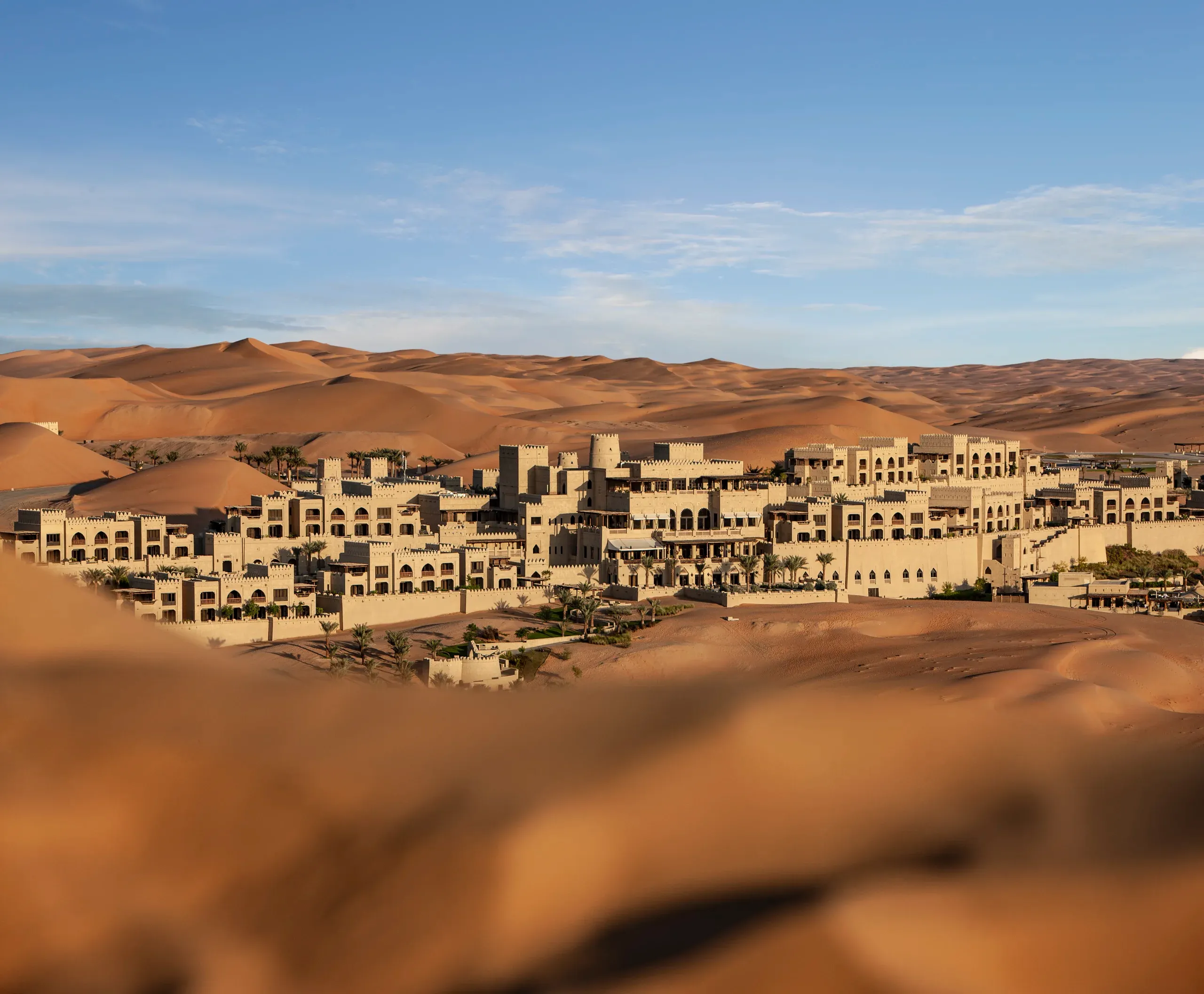 Luxuriöses Hotel inmitten majestätischer Wüstenlandschaft mit Sanddünen
