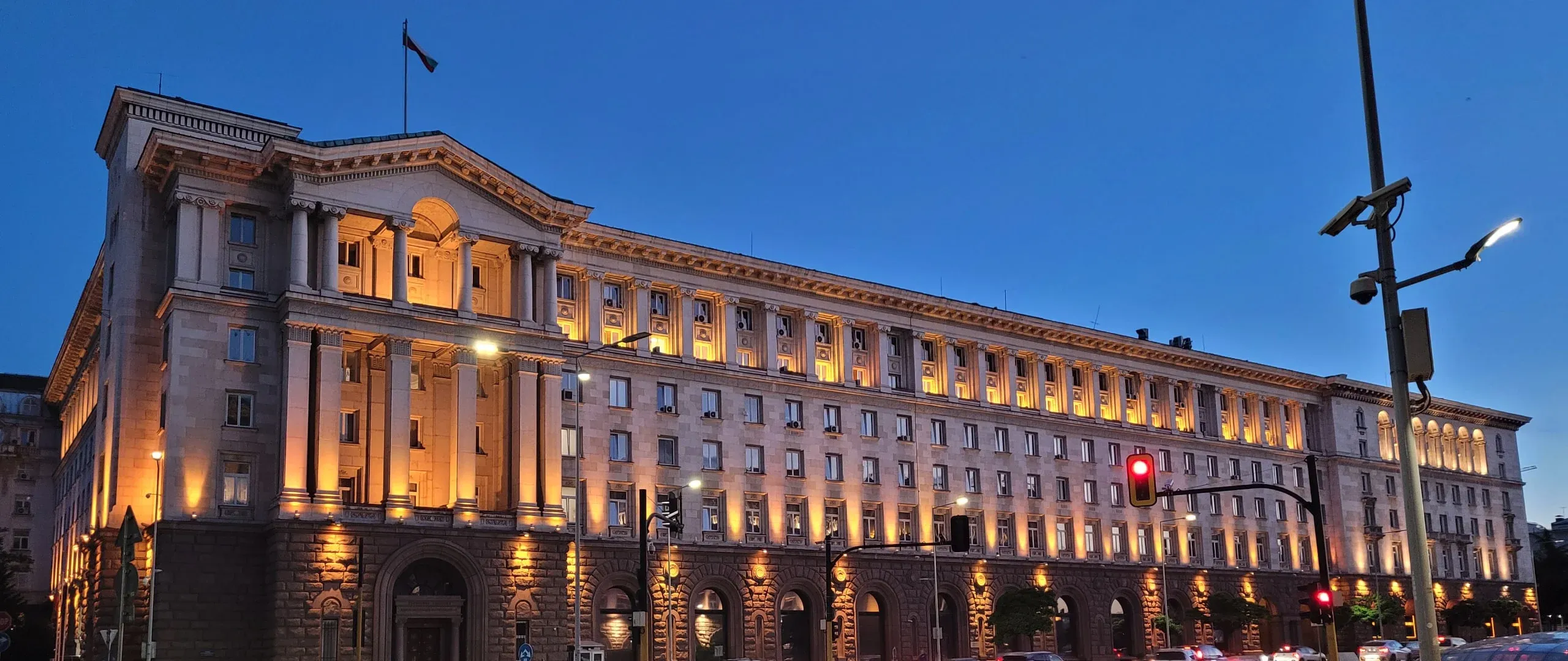 Großes Regierungsgebäude mit klassischer Architektur beleuchtet bei Nacht
