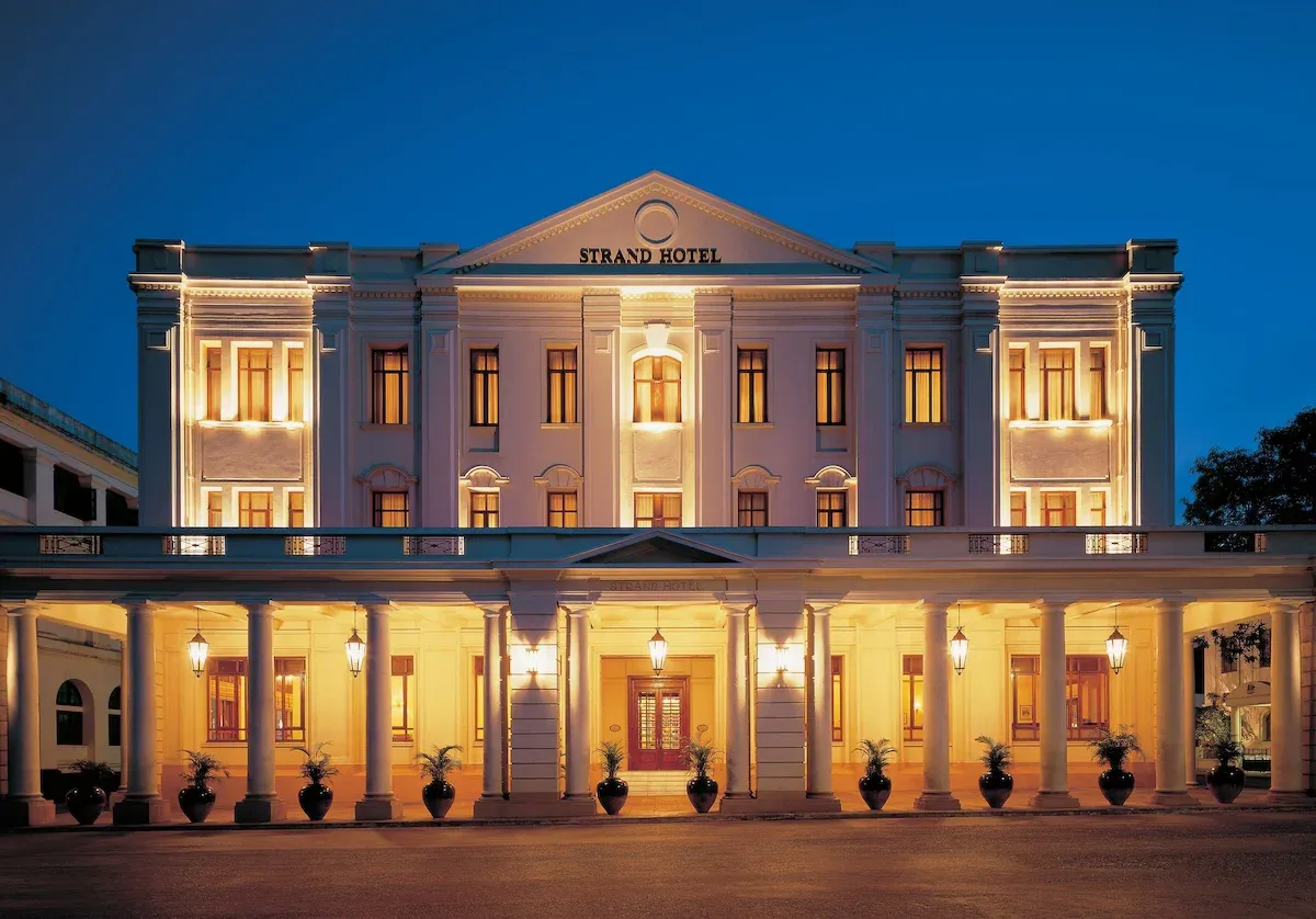 Historisches Grandhotel mit eleganter Fassade und jugendlichem Abendblau