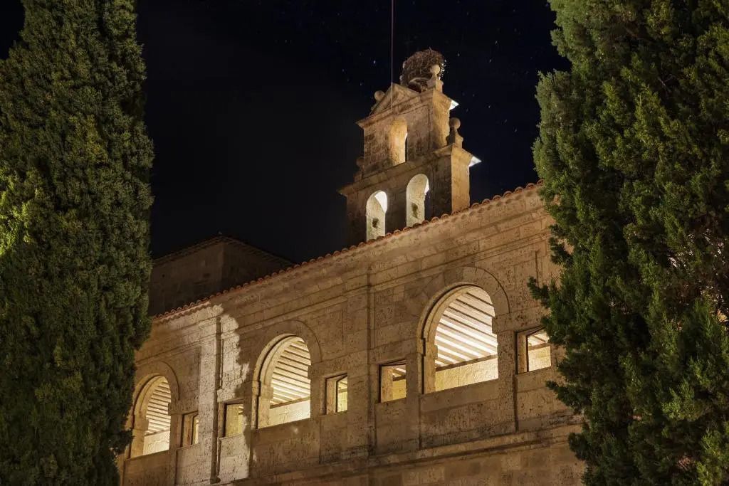 Historische Klosterfassade von Abadia Retuerta, kunstvoll beleuchtet bei Nacht