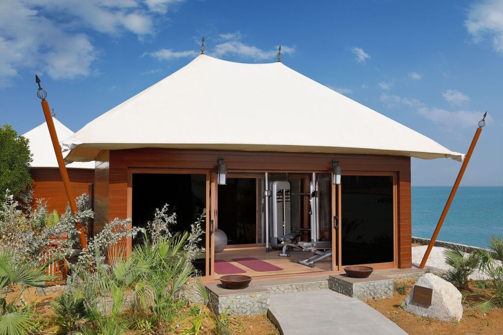 Elegantes Studio mit Holzverkleidung und Blick auf das Meer in Ras Al Khaimah