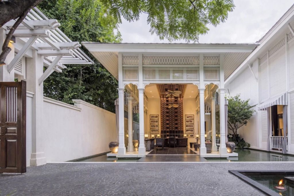 Elegante Eingangshalle mit weißen Säulen und gemütlicher Sitzgelegenheit