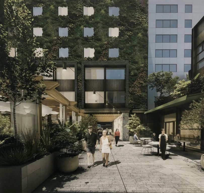 Begrünter Innenhof des Hotels mit Sitzgelegenheiten und modernen Fassaden