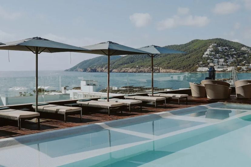 Aguas de Ibiza Pool mit Meerblick