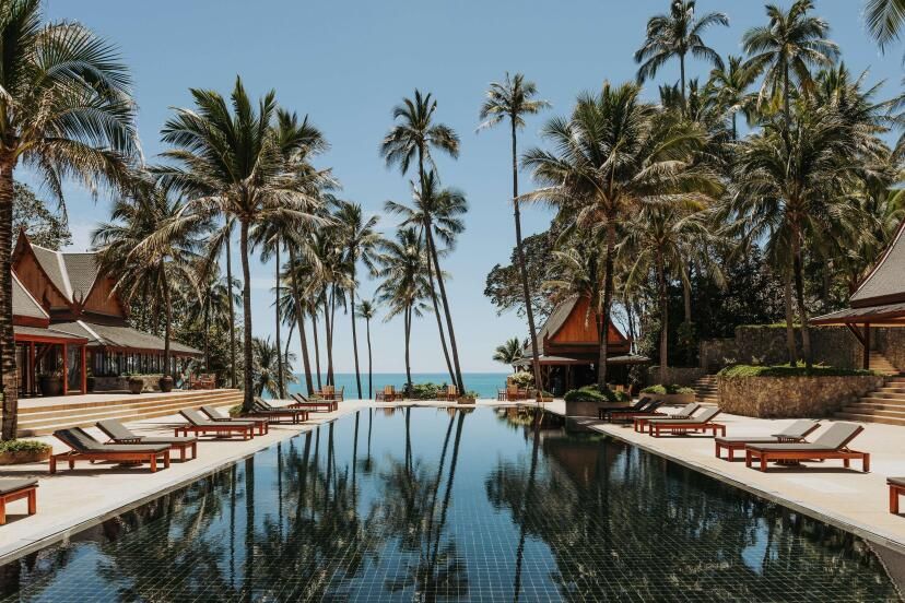 Amanpuri Phuket Pool mit Palmen und Meerblick
