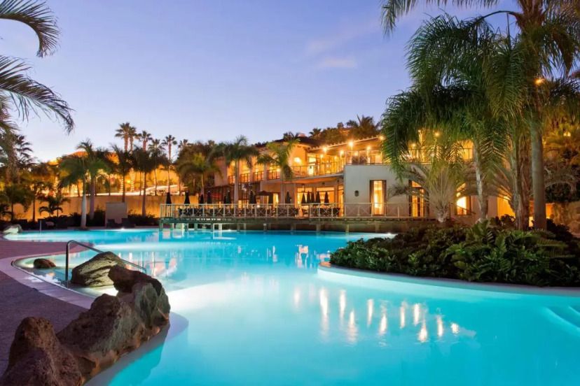 Bahia del Duque Poolbereich beleuchtet bei Dämmerung
