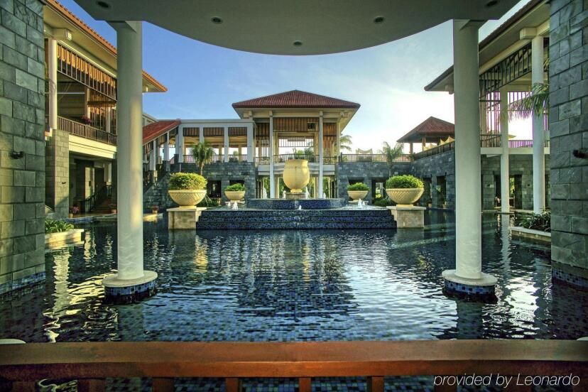 Das Banyan Tree Sanya Resort & Spa besticht durch elegantes Design, ruhige Wasserflächen und luxuriöse tropische Atmosphäre.