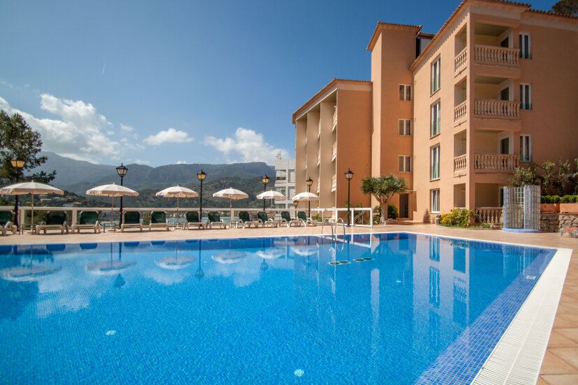 Bikini Island & Mountain Hotel Port de Sóller großer Außenbereich mit Pool, Liegestühlen und Sonnenschirmen