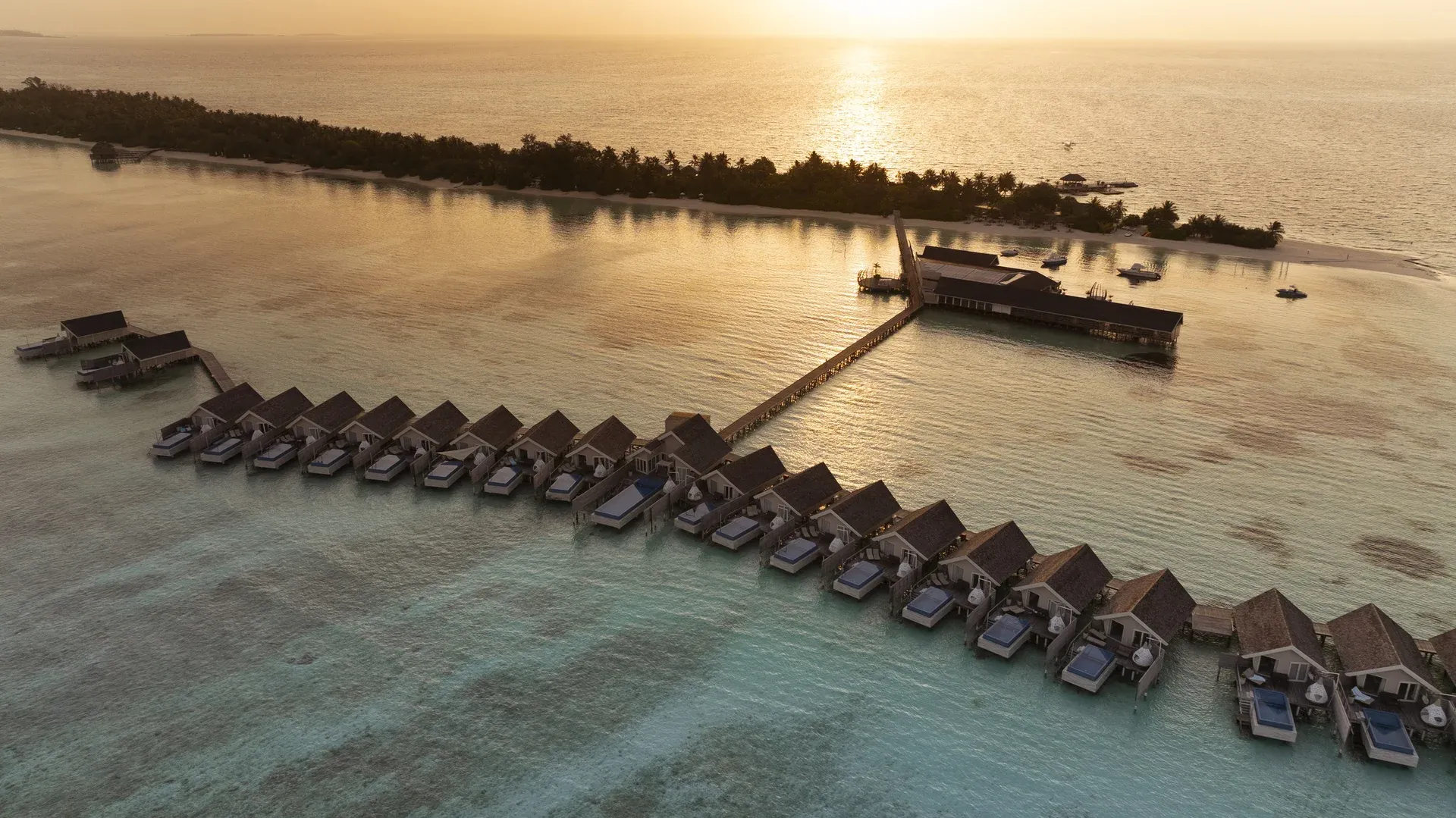 Das LUX South Ari Atoll aus der Vogelperspektive mit Overvater-Villen bei Sonnenuntergang