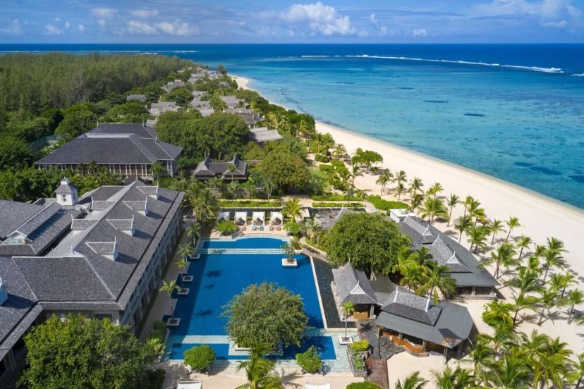 Das The St. Regis Le Morne Resort, Mauritius beeindruckt mit seiner traumhaften Lage am weißen Sandstrand, tropischem Ambiente und einem eleganten Poolbereich mit Blick auf den Indischen Ozean.
