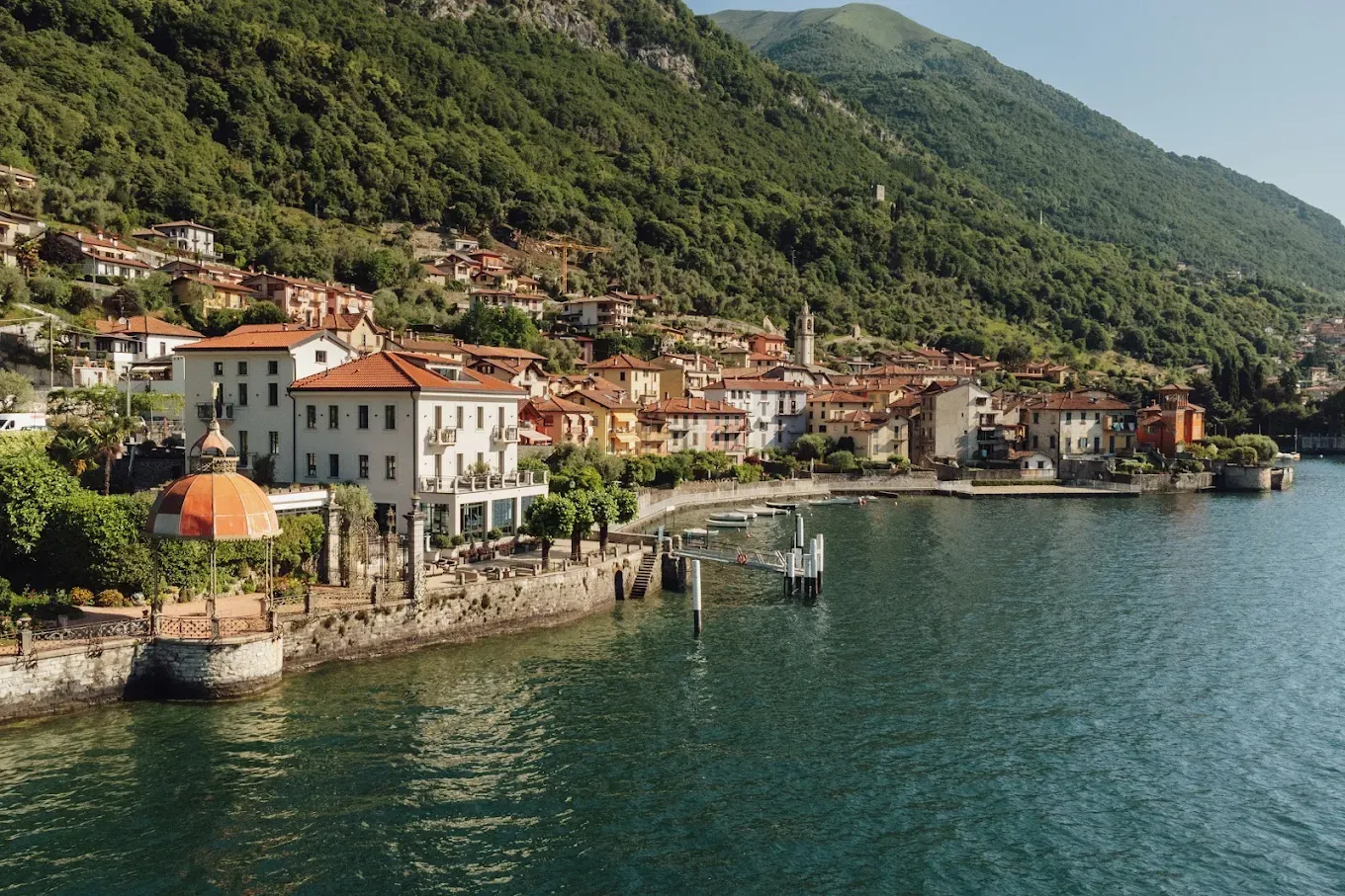 MUSA Lago Di Como direkt am Wasser mit Bergen im Hintergrund