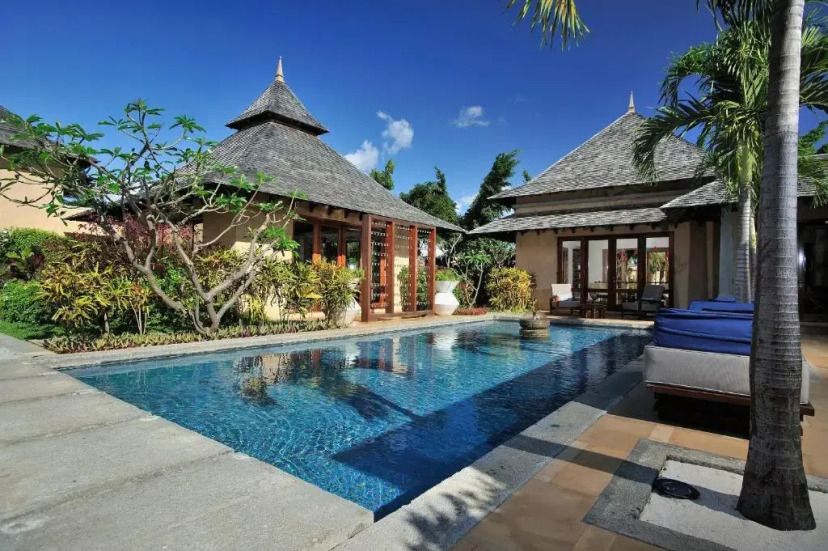 Luxuriöse Privatvilla des Maradiva Villas Resort & Spa mit eigenem Pool, tropischer Bepflanzung und eleganter Architektur im mauritischen Stil – perfekte Kulisse für exklusive Erholung.