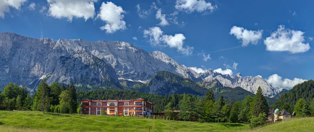 Zwischen den Bergen liegt das Schloss Elmar