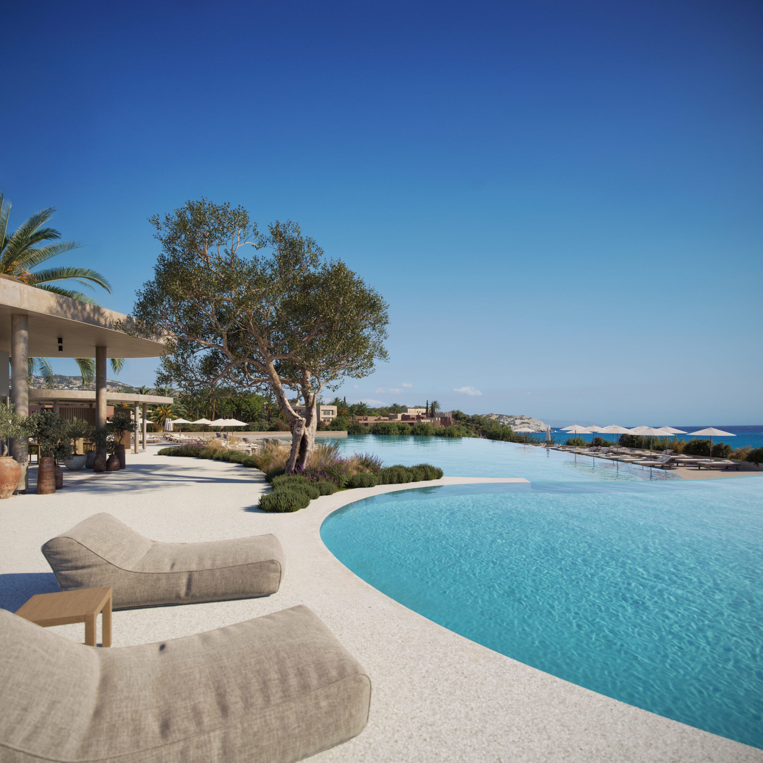 Blick auf den Infinity-Pool des luxuriösen Rocríta Lifestyle Beach Resort mit bequemen Liegen, mediterraner Bepflanzung und direktem Meerblick unter strahlend blauem Himmel.