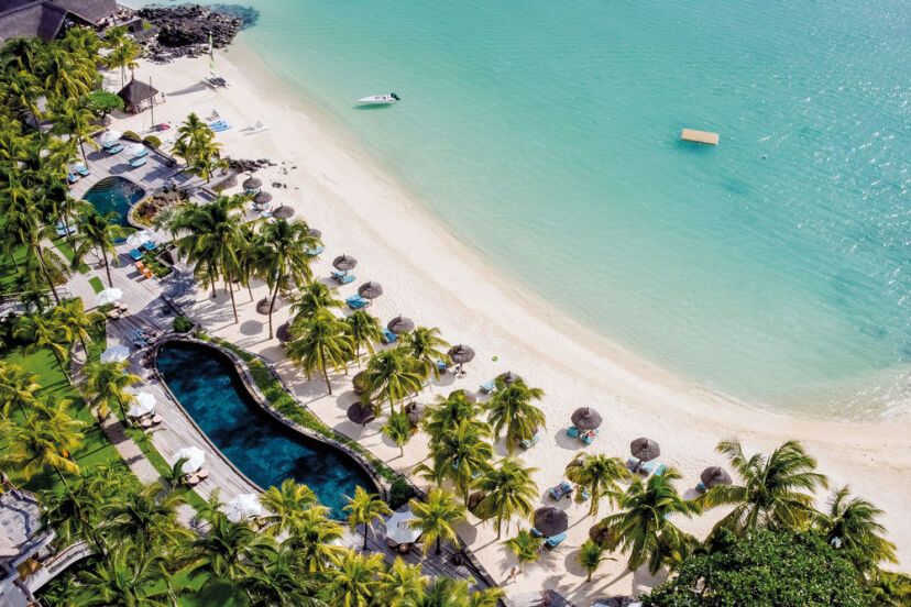 Das Royal Palm Beachcomber Luxury begeistert mit palmengesäumtem Strand, türkisblauem Meer und einem eleganten Pool – pure Exklusivität auf Mauritius.