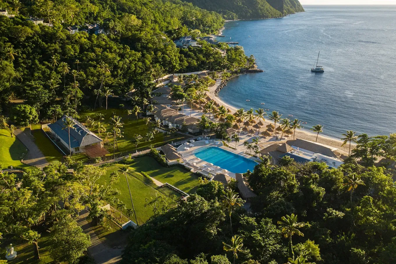 Sugar Beach, A Viceroy Resort in grüner Anlage mit Pool, direkt am Strand