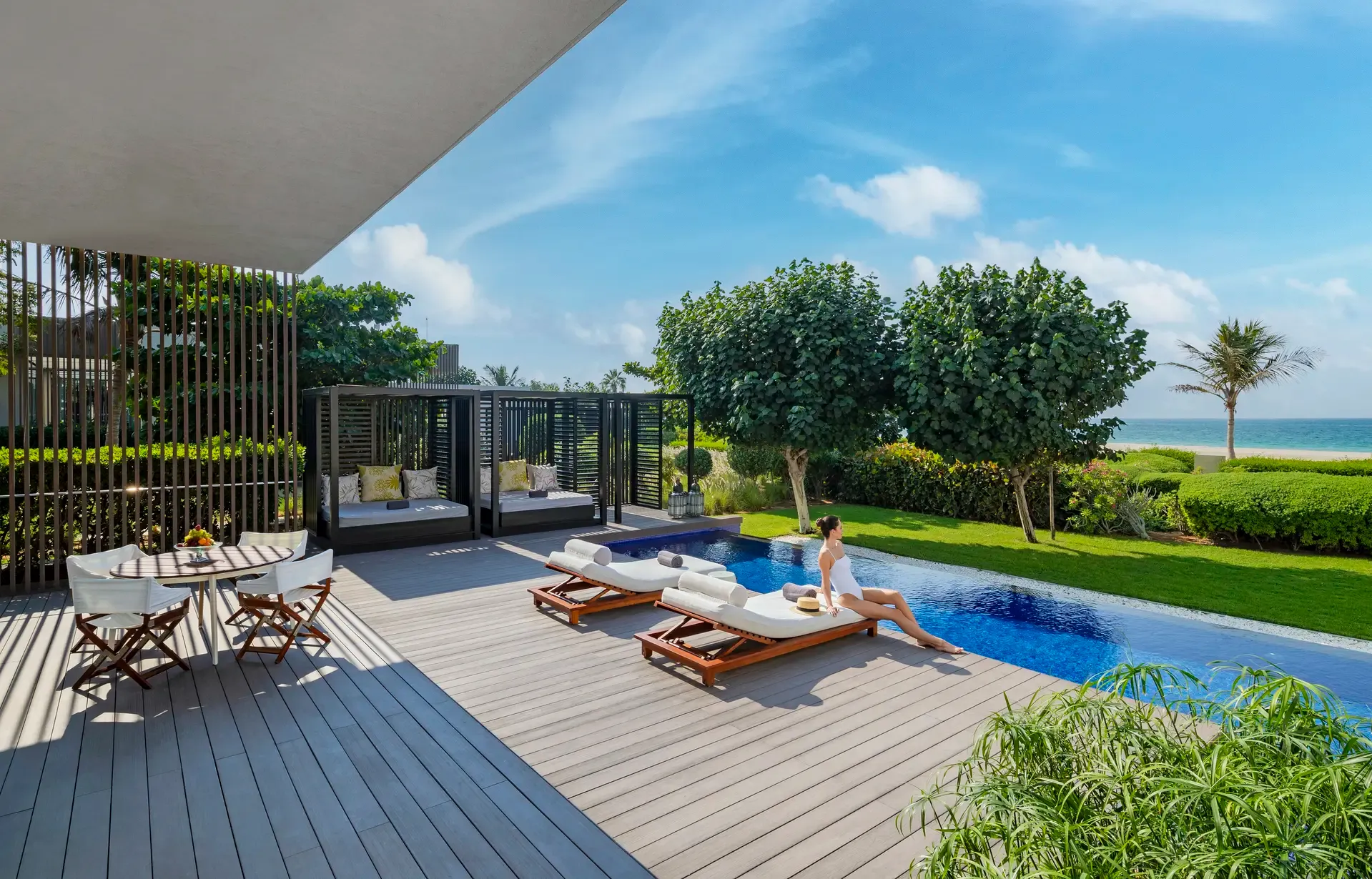 Elegante Poolvilla im The Oberoi Beach Resort Al Zorah mit privater Terrasse, Meerblick und direktem Zugang zur Gartenanlage.