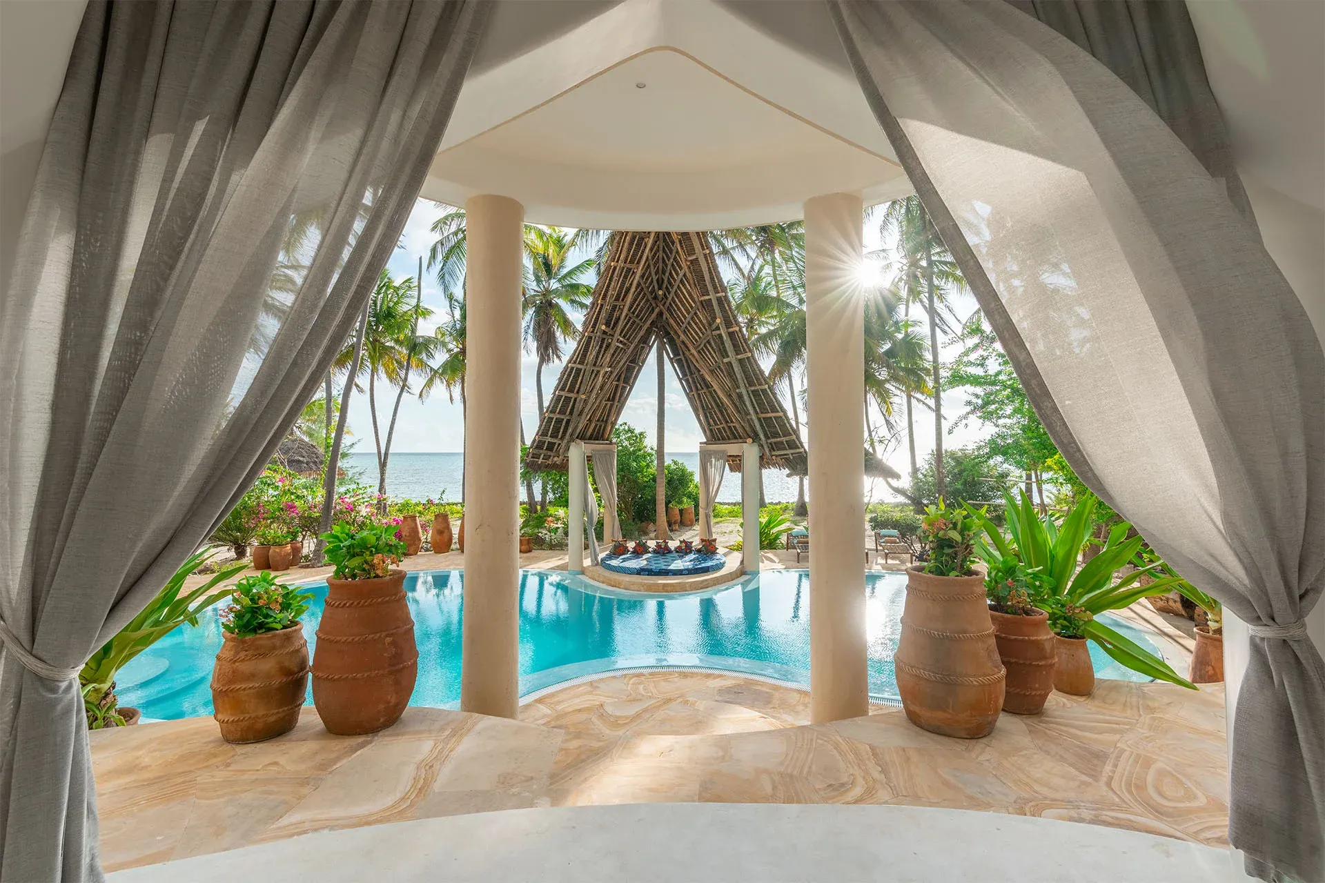 Exotisches Refugium im Xanadu Villas & Retreat auf Sansibar mit tropischem Garten, privatem Pool und direktem Zugang zum Indischen Ozean.