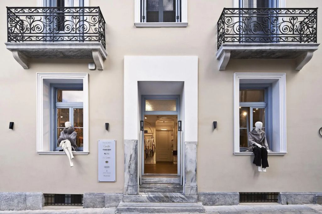 Elegante Hotelfassade mit Balkonen und Eingangstür