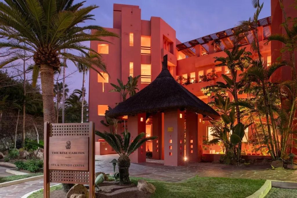 Eingangsbereich des The Ritz-Carlton Tenerife mit Palmen und moderner Architektur
